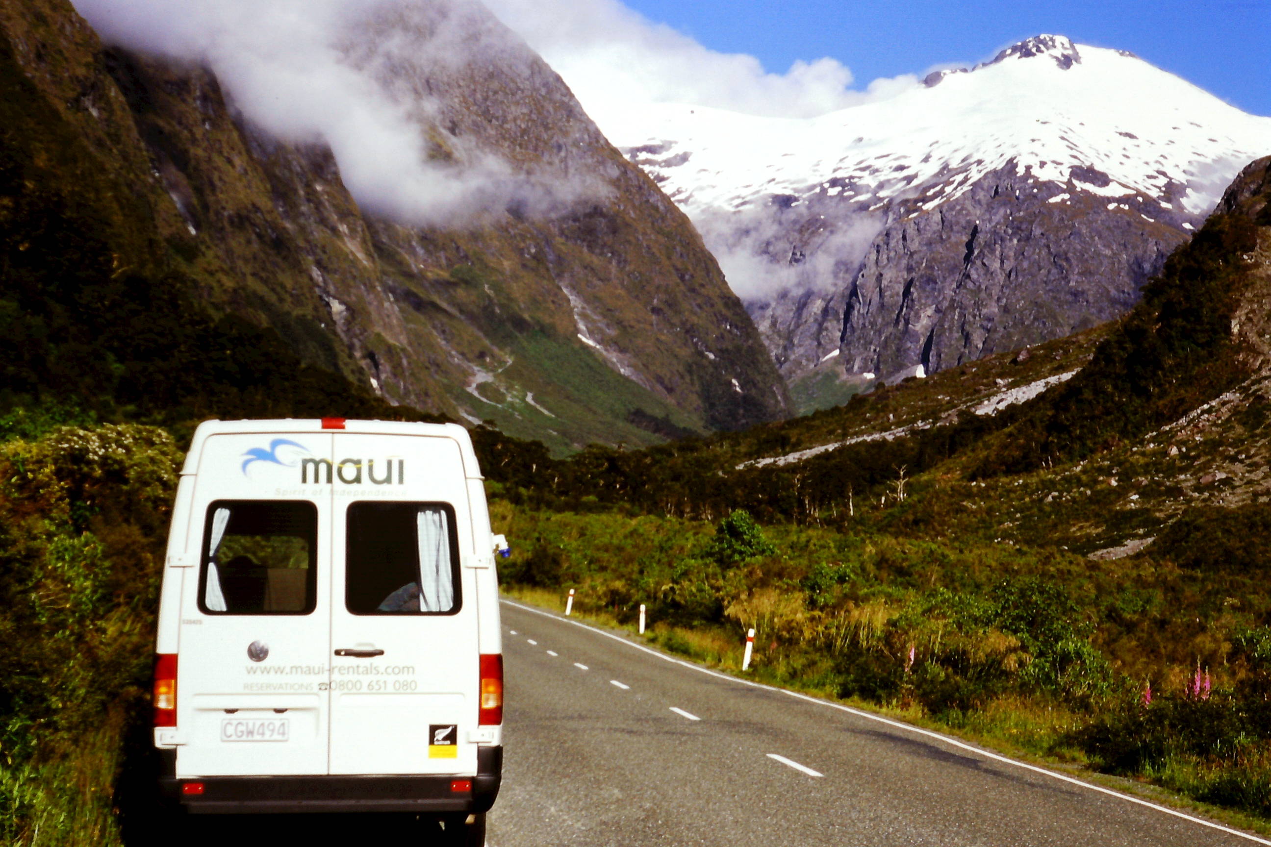 高原を走るキャンピングカー