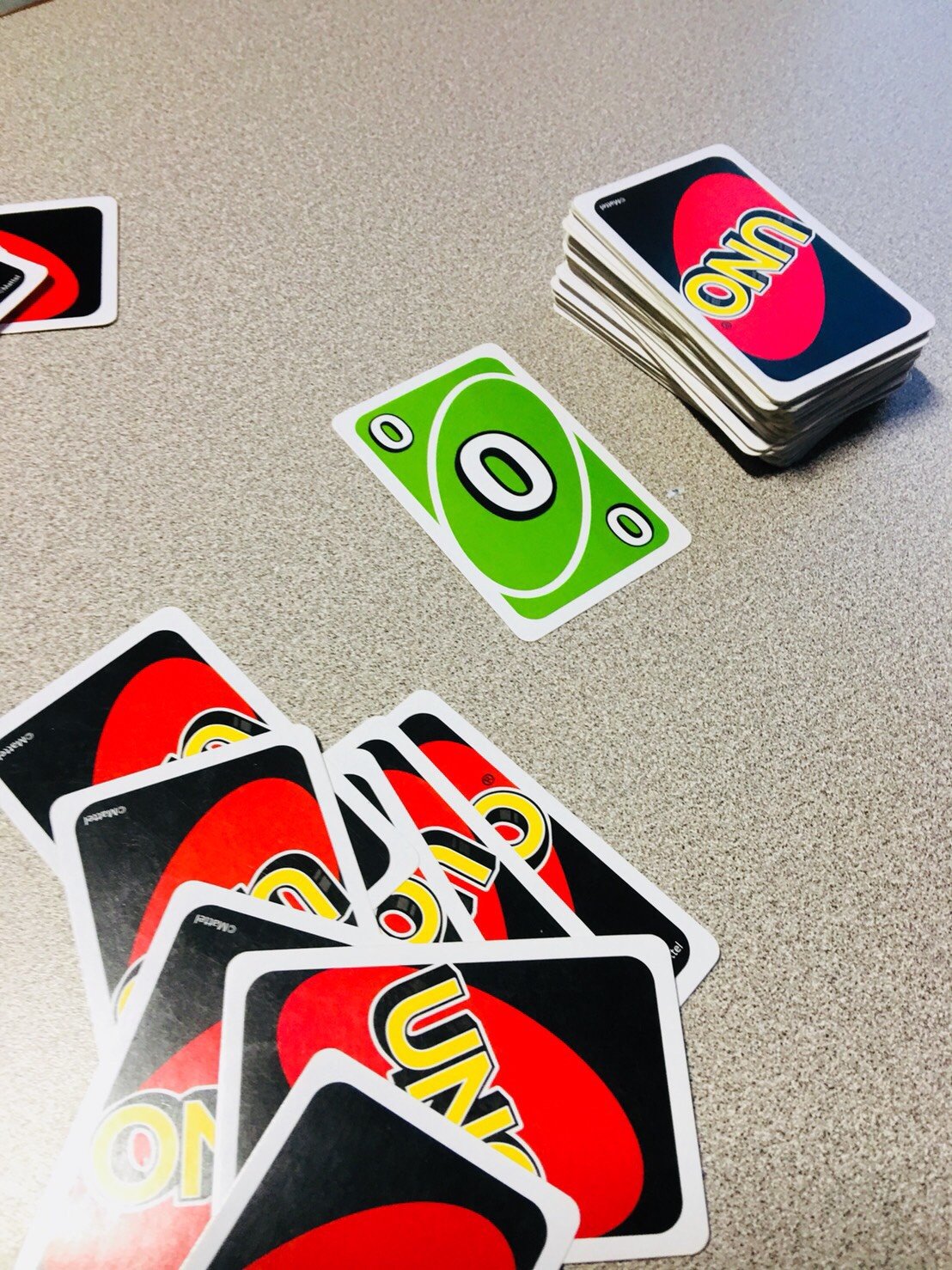 キャンピングカー車内でウノ