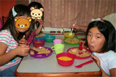 自宅前で夕食 (2)