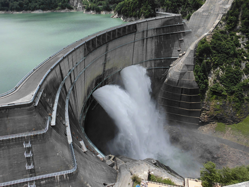 黒部ダム放水
