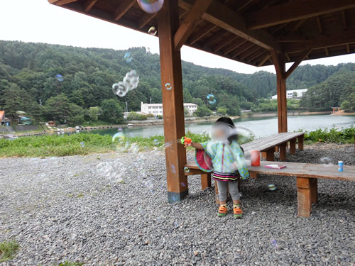 シャボン玉で遊ぶ