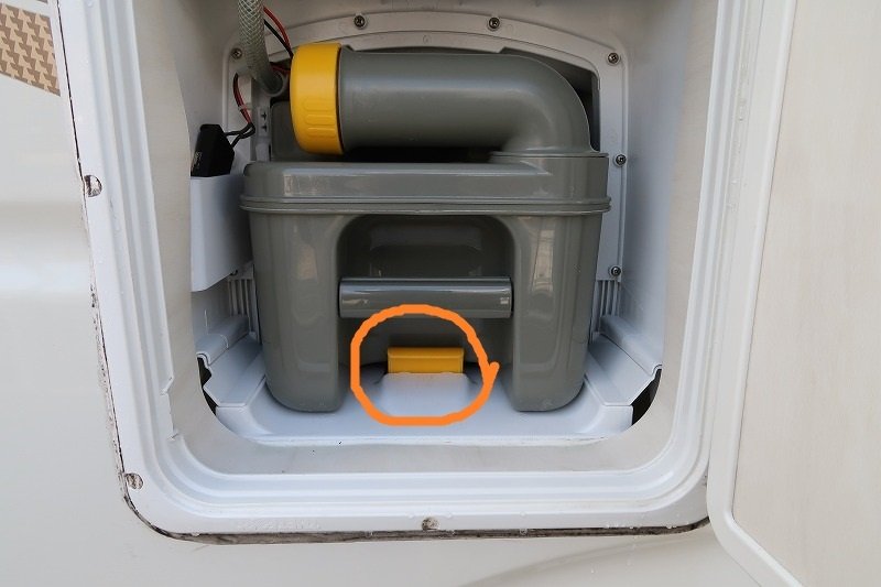 キャンピングカー汚物タンク取り出し方