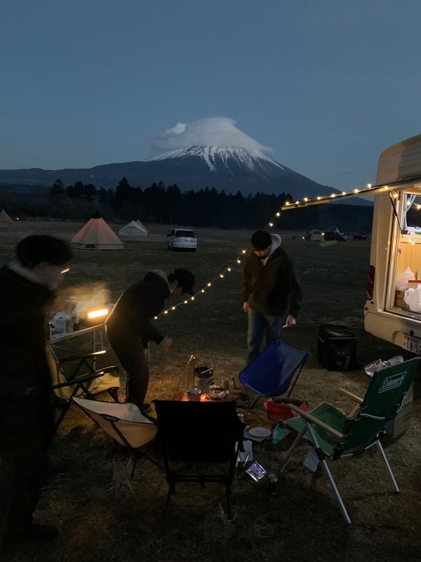 夜の富士山とキャンピングカー