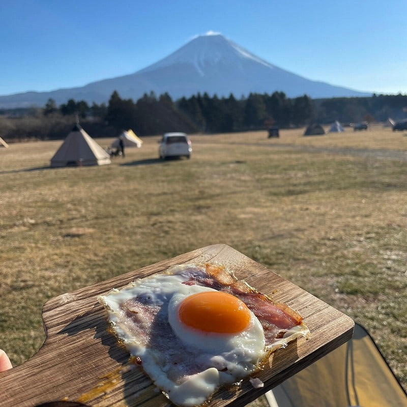 ふもとっぱらキャンプ場で目玉焼き食す