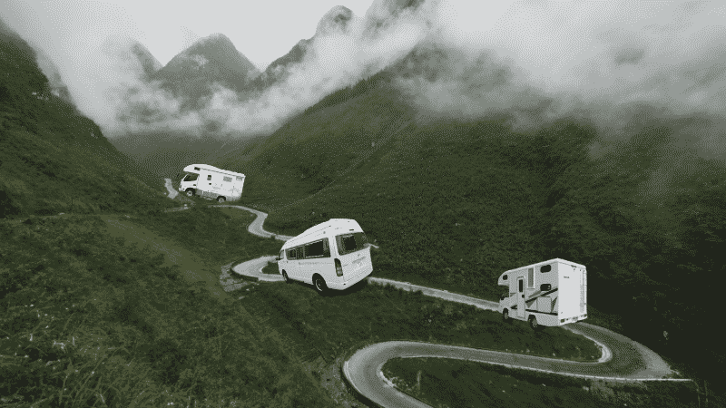 キャンピングカーで山道